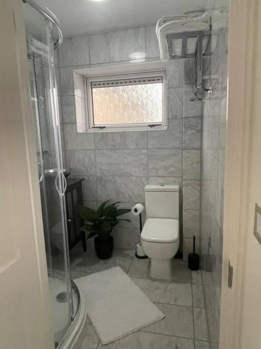 Newly Refurbished Apartment, Near Station & River Londres Exterior foto